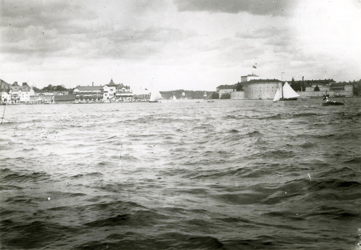 Fästningen och staden Vaxholm ifrån Stockholms-sidan.