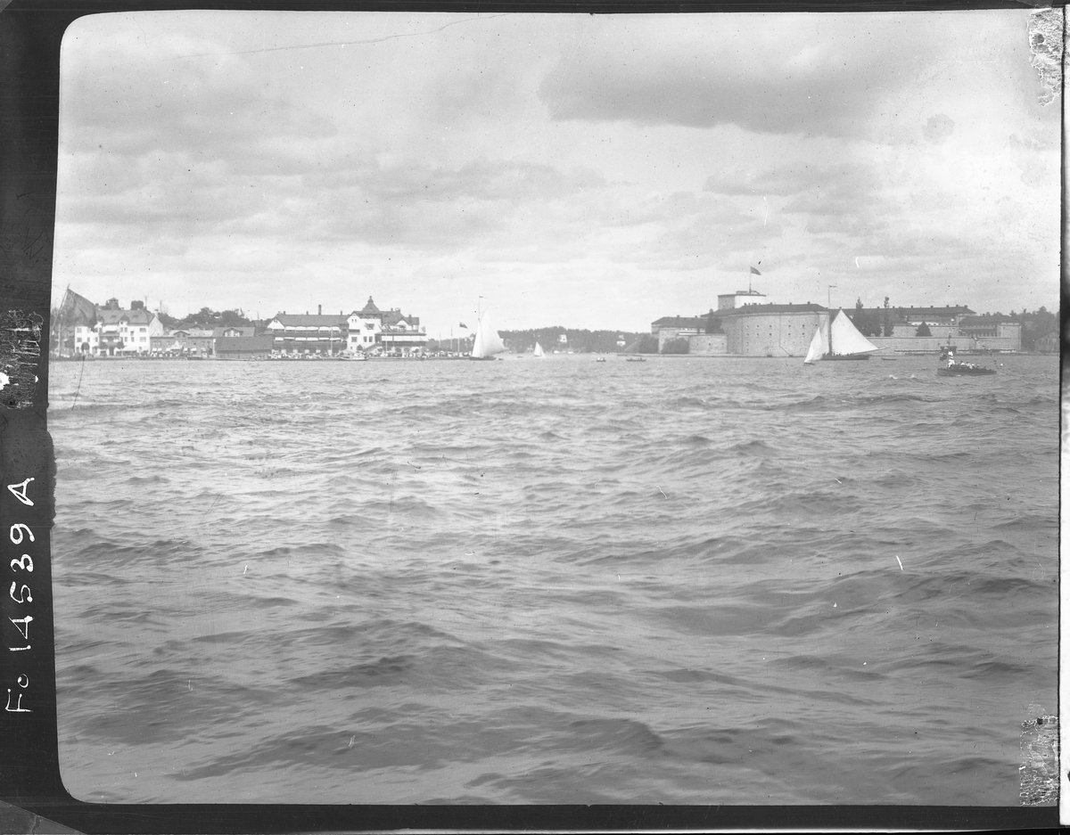 Fästningen och staden Vaxholm ifrån Stockholms-sidan.