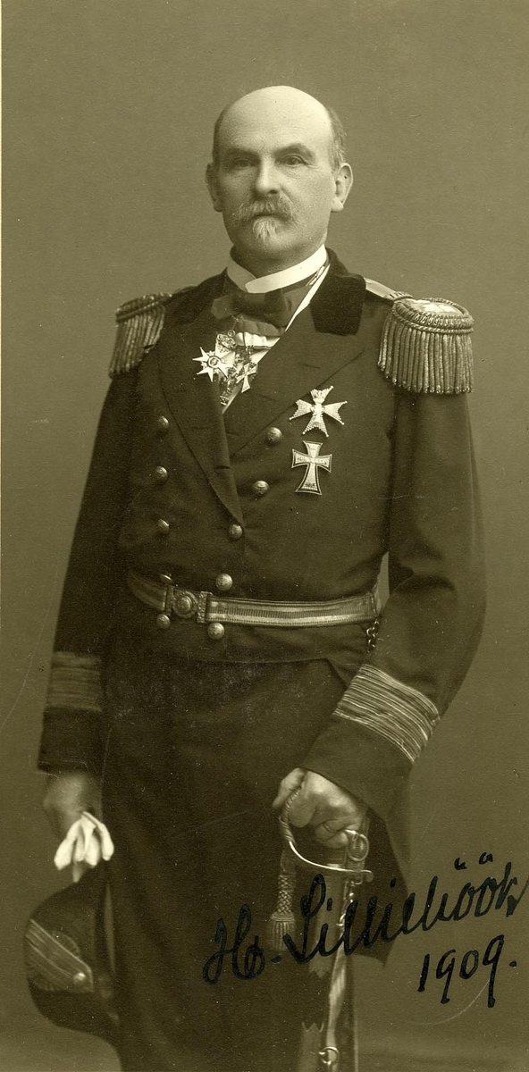 Ateljéporträtt av marindirektör Hugo Lilliehöök (1845–1912).