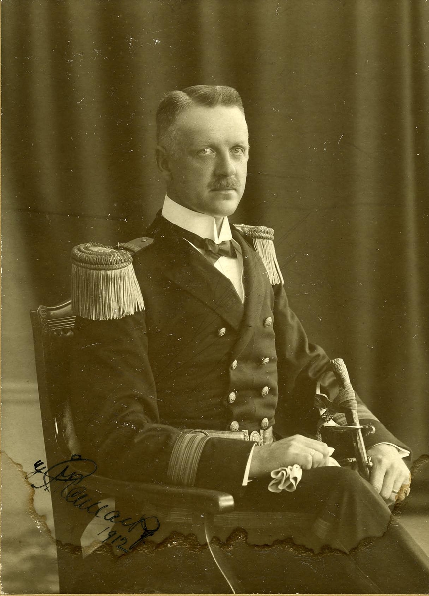 Porträtt av marindirektör Hugo Åkermark.