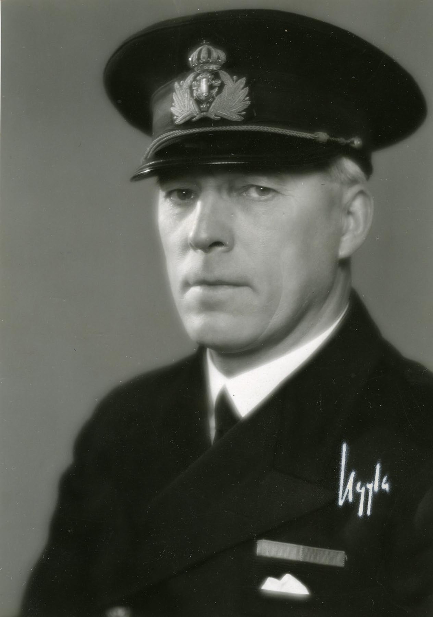Porträtt i halvprofil av kommendör Jens Stefenson, chef för Karlskrona örlogsstation 1949–1955.