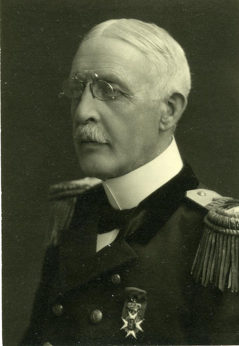 Porträtt i halvprofil av marindirektör Karl Rundgren.