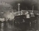 Lastångfartyget FREJ av Stockholm, i brand i San Franciscos hamn den 12 maj 1947. Elden började i maskinrummet och spred sig sedan genom lastrummen upp till däcket. Lasten bestod av ris värderat till 350.000 kronor.