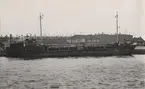 Lastmotorfartyget FRI av Köpenhamn liggande i Malmö hamn 1954. Fartyget är byggt av betong.