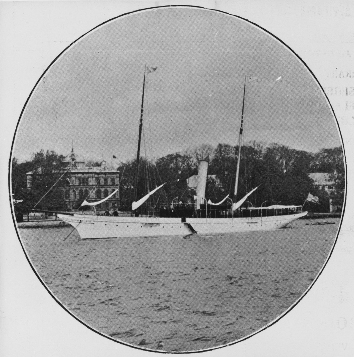 Ångyacht utanför Skeppsholmen.