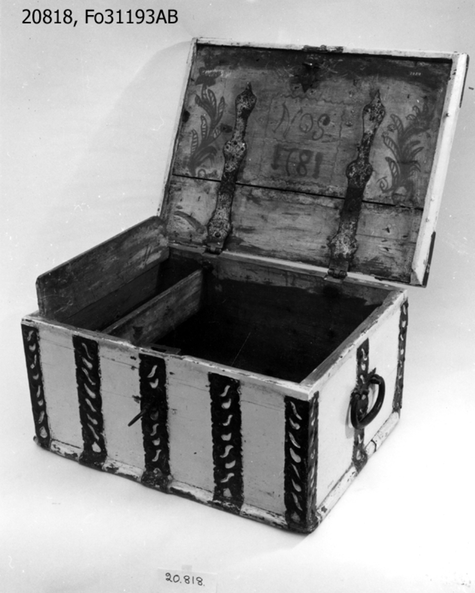 Ledika, handsmidda beslag o spik. Raka sidor, runda handtag. Röd text på locket insida: NOS 1781.