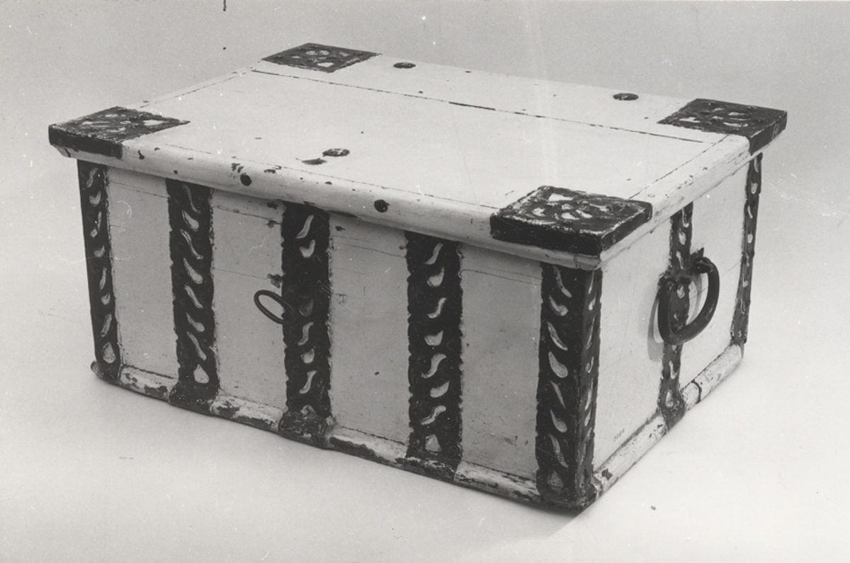 Ledika, handsmidda beslag o spik. Raka sidor, runda handtag. Röd text på locket insida: NOS 1781.