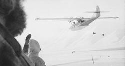 Catalina sjøfly fotografert idet det slipper ned postsekker 