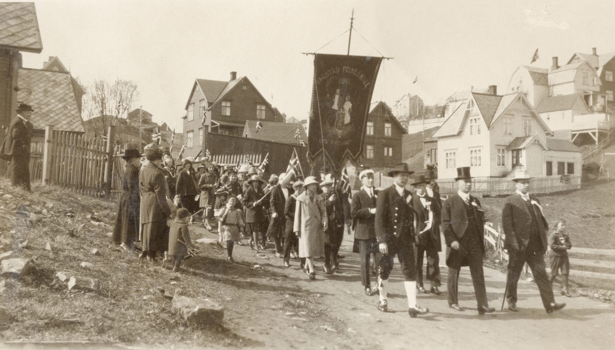 Barnetoget på 17. mai 1925. Harstad folkeskoles fane i sentrum av bildet.