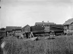 Mat- och spannmålsbod från Morkarla socken, Uppland under uppförande på friluftsmuseet Disagården, Gamla Uppsala 1930 - 1931