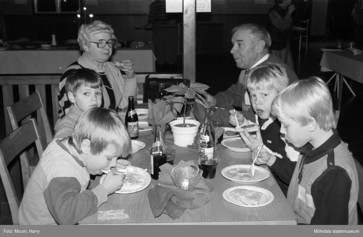 Lindome hembygdsgilles julgille på Hällesåkersgården i Lindome, år 1985.

För mer information om bilden se under tilläggsinformation.