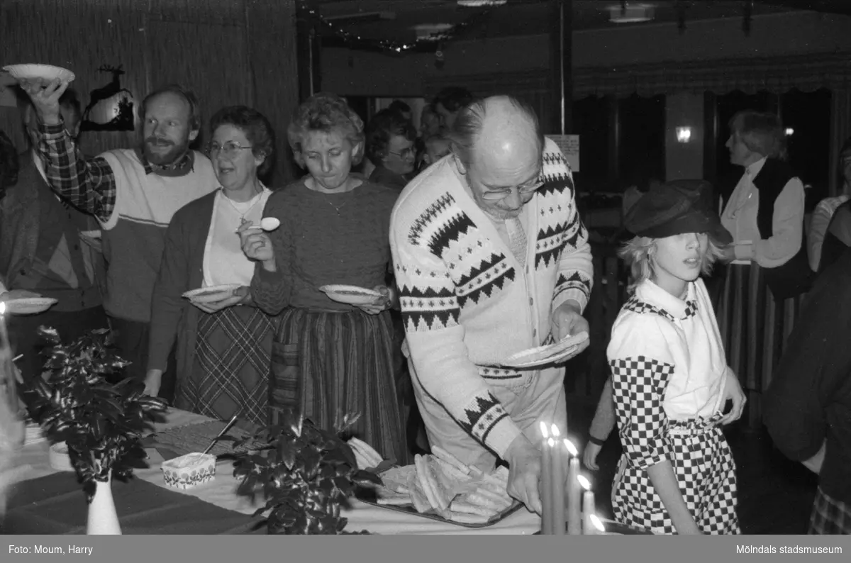 Lindome hembygdsgilles julgille på Hällesåkersgården i Lindome, år 1985.

För mer information om bilden se under tilläggsinformation.