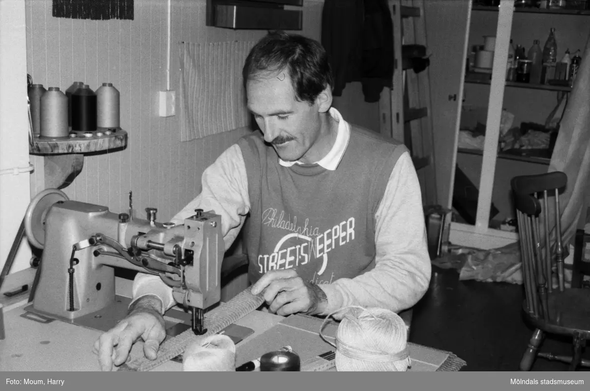 Lindome Tapetserarverkstad vid Spårhagavägen i Lindome, år 1985. Lars Fagerberg.

För mer information om bilden se under tilläggsinformation.