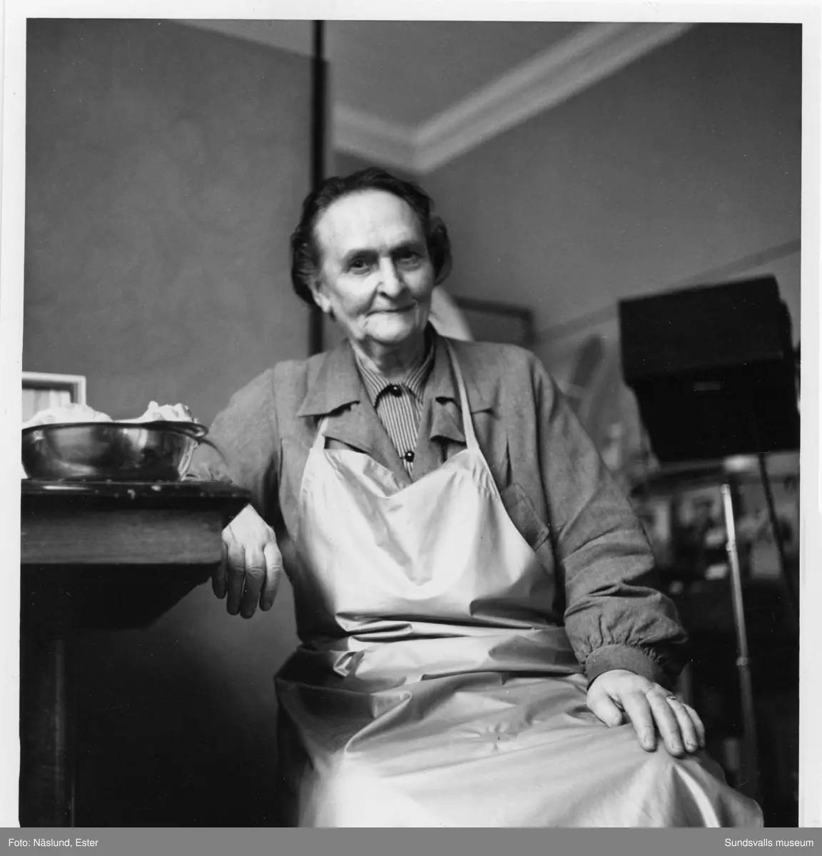 Fotograf Maria Kihlbaum (f. 1874 d. 1962) i sin ateljé på Köpmangatan 24.