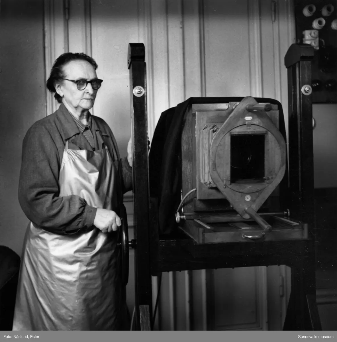 Fotograf Maria Kihlbaum (f. 1874 d. 1962) i sin ateljé på Köpmangatan 24.