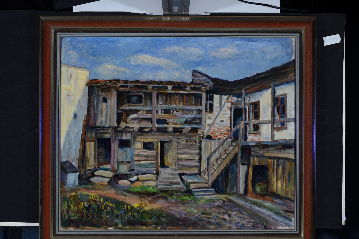 Hamar, Håkons gate 15, Røhnegården, maleri med motiv fra bakgården med svalgang, malt av Gunnar Gram 1938, huset oppført 1851, til høyre ligger hovedbygningen fra 1851 med festsalen i 2. etasje. restaurert i 2011. bakbygningen ble revet på 1960-tallet.