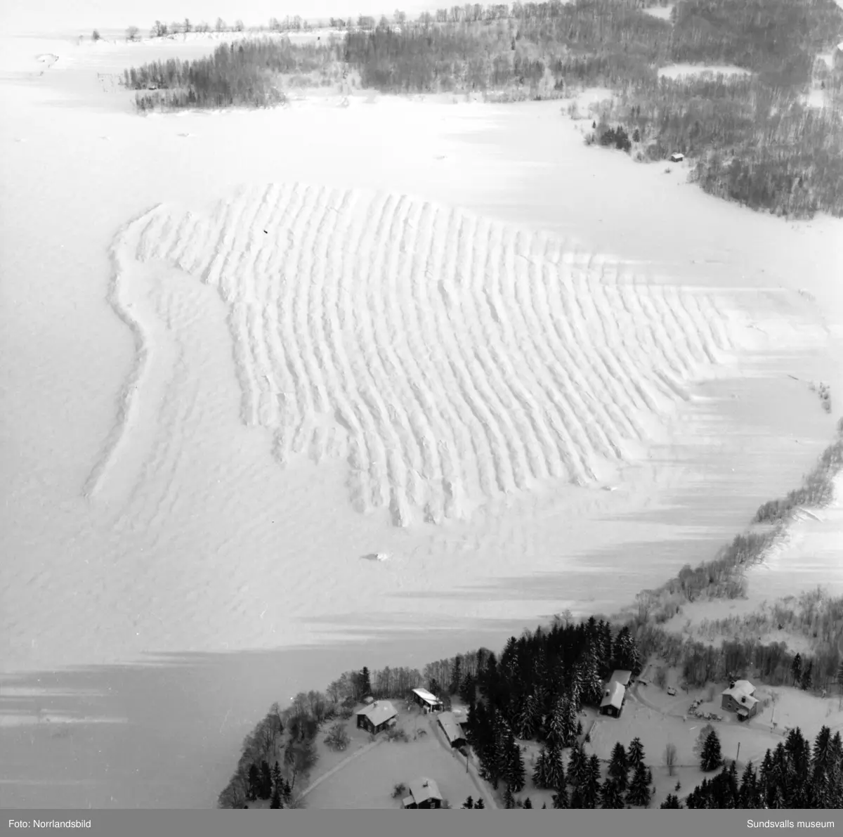 Flygfoton över issituationen till havs mellan Sundsvall och Örnsköldsvik. Även snö- och isläget utefter älvarna exempelvis Järkvissle, Liden och Bergeforsen.
