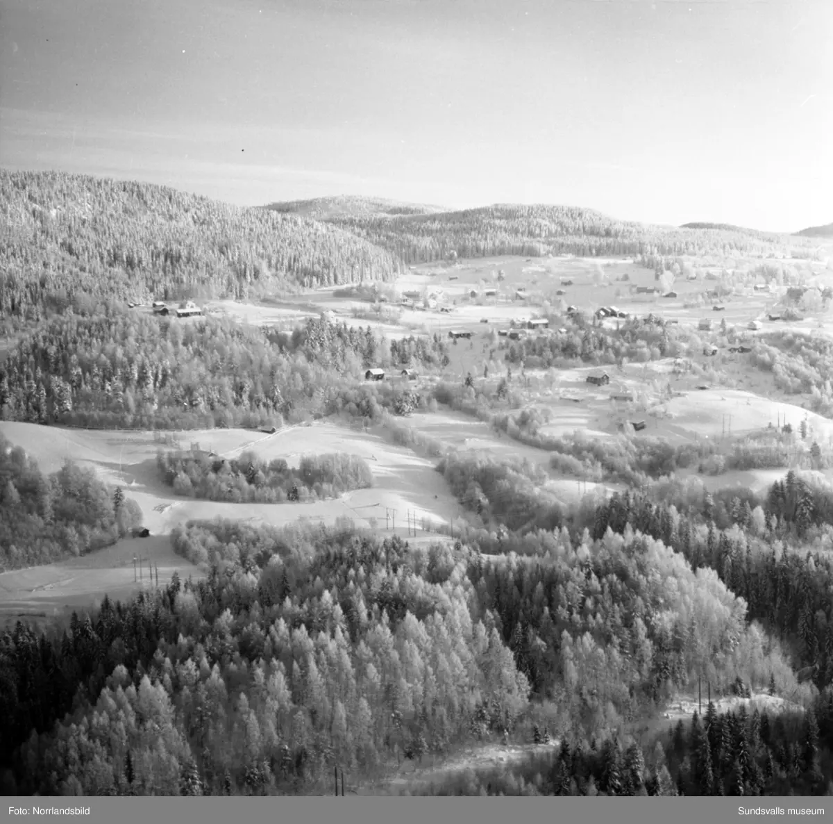 Flygfoton över issituationen till havs mellan Sundsvall och Örnsköldsvik. Även snö- och isläget utefter älvarna exempelvis Järkvissle, Liden och Bergeforsen.