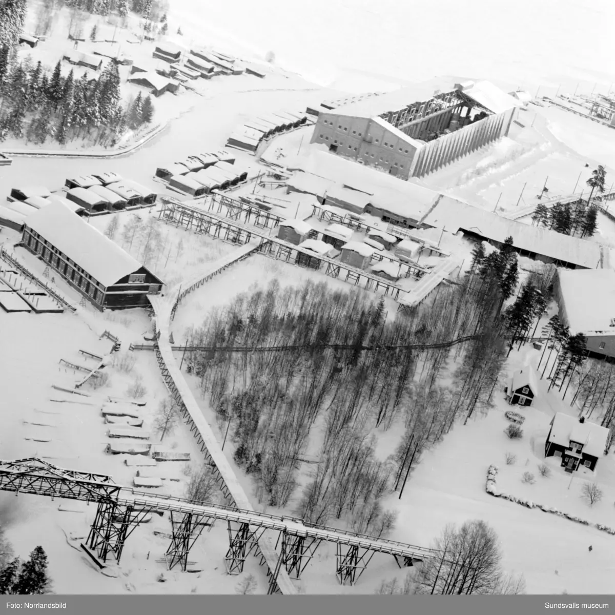 Flygfoton över issituationen till havs mellan Sundsvall och Örnsköldsvik. Även snö- och isläget utefter älvarna exempelvis Järkvissle, Liden och Bergeforsen.