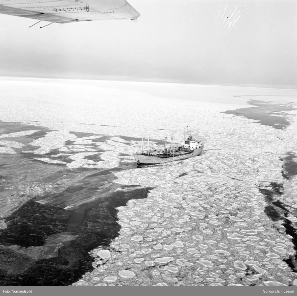 Flygfoton över issituationen till havs mellan Sundsvall och Örnsköldsvik. Även snö- och isläget utefter älvarna exempelvis Järkvissle, Liden och Bergeforsen.