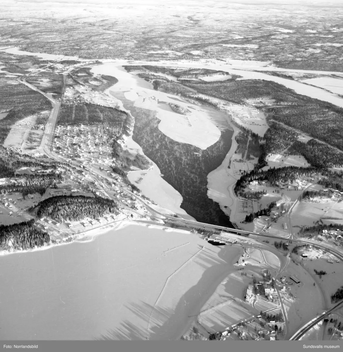 Flygfoton över issituationen till havs mellan Sundsvall och Örnsköldsvik. Även snö- och isläget utefter älvarna exempelvis Järkvissle, Liden och Bergeforsen.
