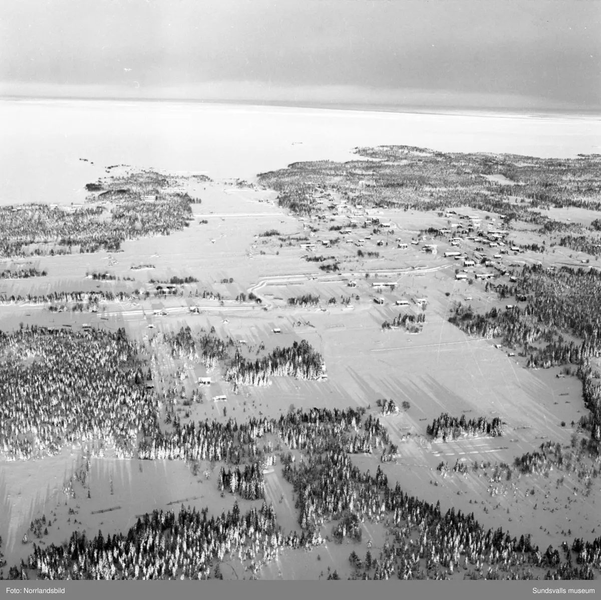 Flygfoton över issituationen till havs mellan Sundsvall och Örnsköldsvik. Även snö- och isläget utefter älvarna exempelvis Järkvissle, Liden och Bergeforsen.
