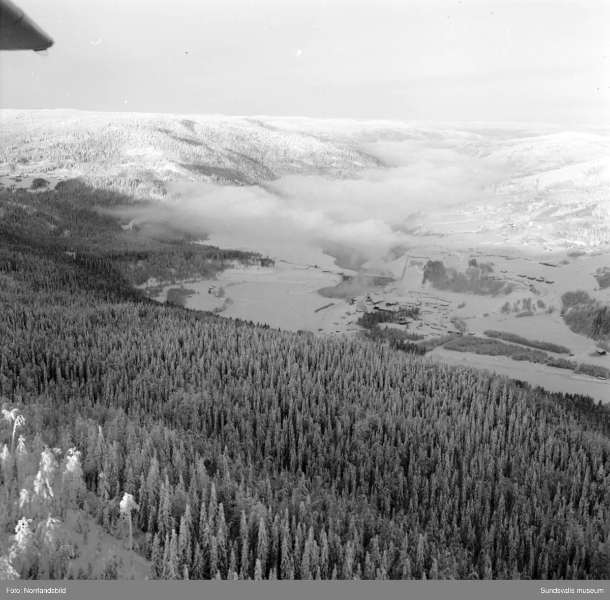 Flygfoton över issituationen till havs mellan Sundsvall och Örnsköldsvik. Även snö- och isläget utefter älvarna exempelvis Järkvissle, Liden och Bergeforsen.