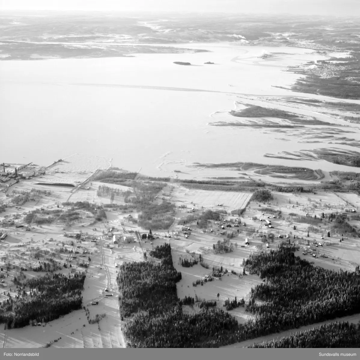 Flygfoton över issituationen till havs mellan Sundsvall och Örnsköldsvik. Även snö- och isläget utefter älvarna exempelvis Järkvissle, Liden och Bergeforsen.