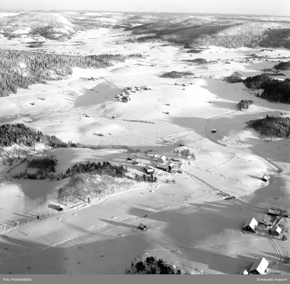 Flygfoton över issituationen till havs mellan Sundsvall och Örnsköldsvik. Även snö- och isläget utefter älvarna exempelvis Järkvissle, Liden och Bergeforsen.