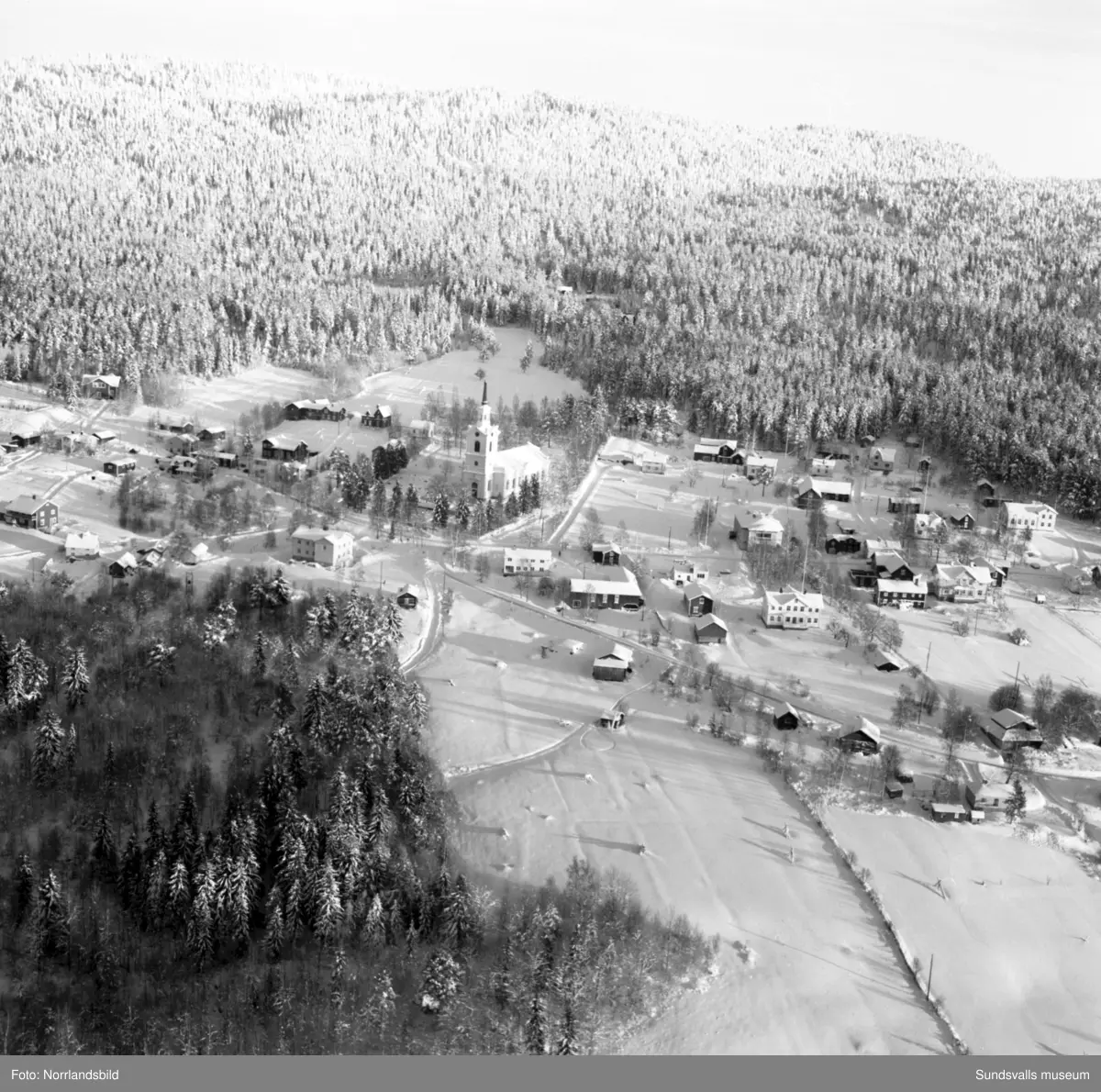 Flygfoton över issituationen till havs mellan Sundsvall och Örnsköldsvik. Även snö- och isläget utefter älvarna exempelvis Järkvissle, Liden och Bergeforsen.