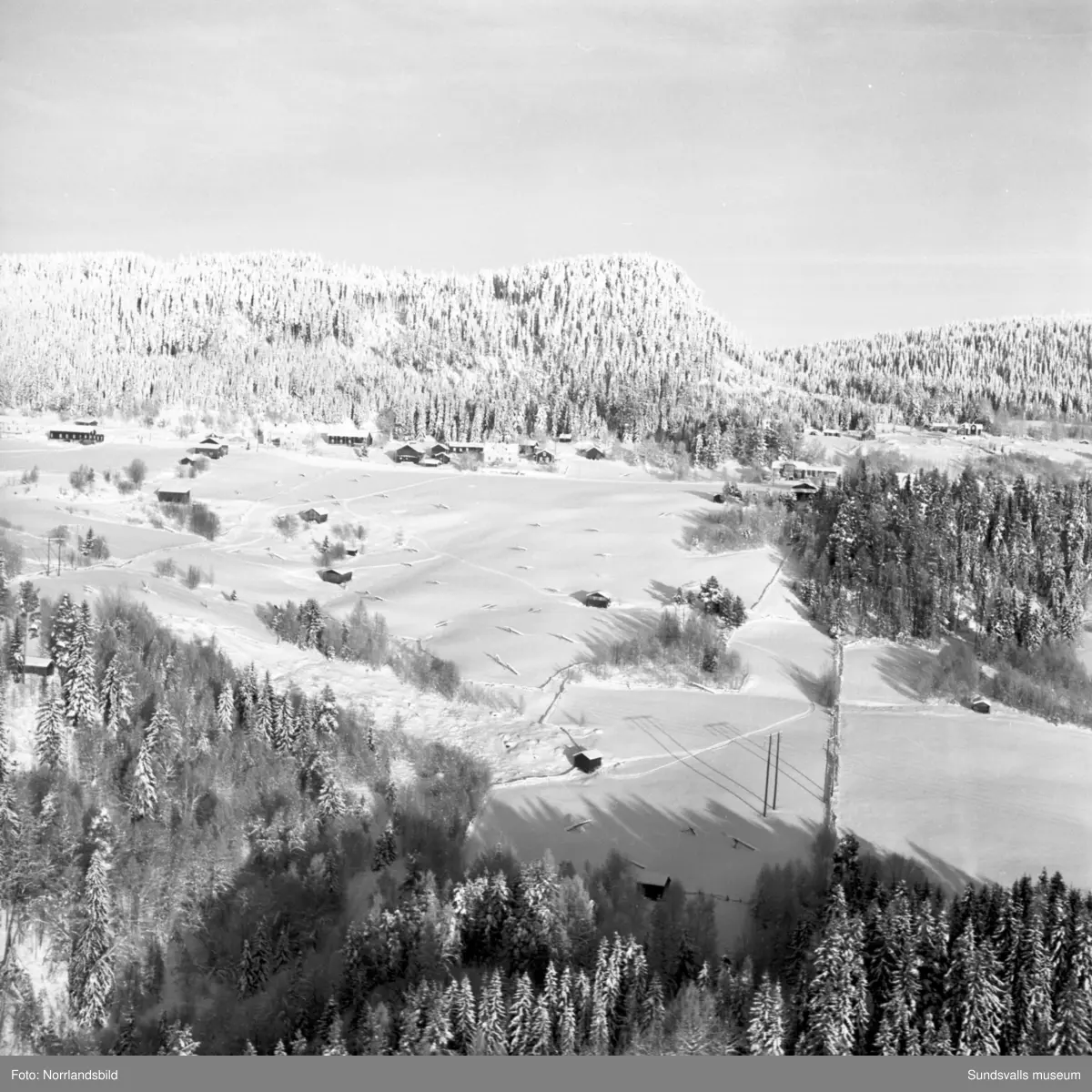 Flygfoton över issituationen till havs mellan Sundsvall och Örnsköldsvik. Även snö- och isläget utefter älvarna exempelvis Järkvissle, Liden och Bergeforsen.