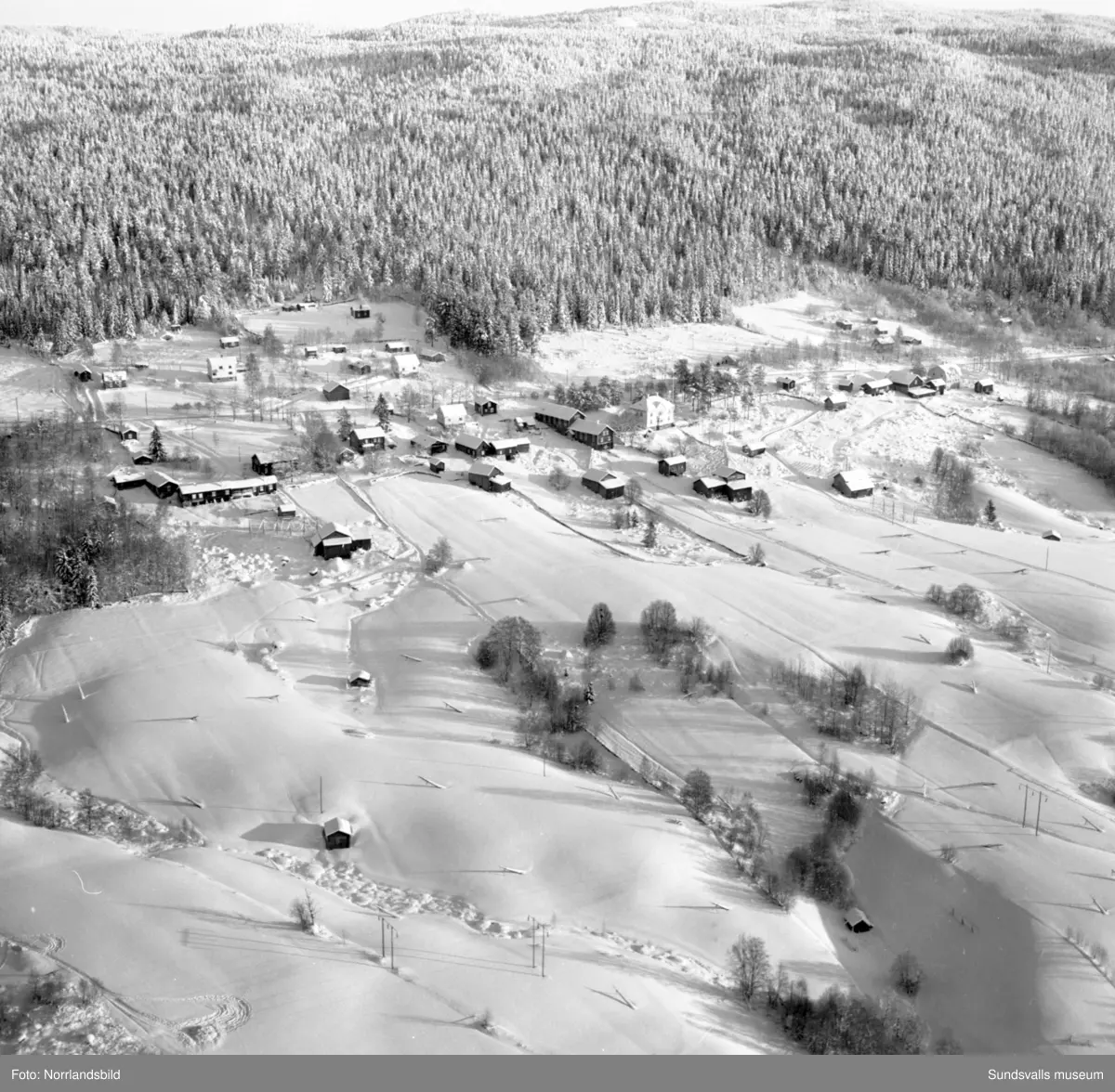 Flygfoton över issituationen till havs mellan Sundsvall och Örnsköldsvik. Även snö- och isläget utefter älvarna exempelvis Järkvissle, Liden och Bergeforsen.