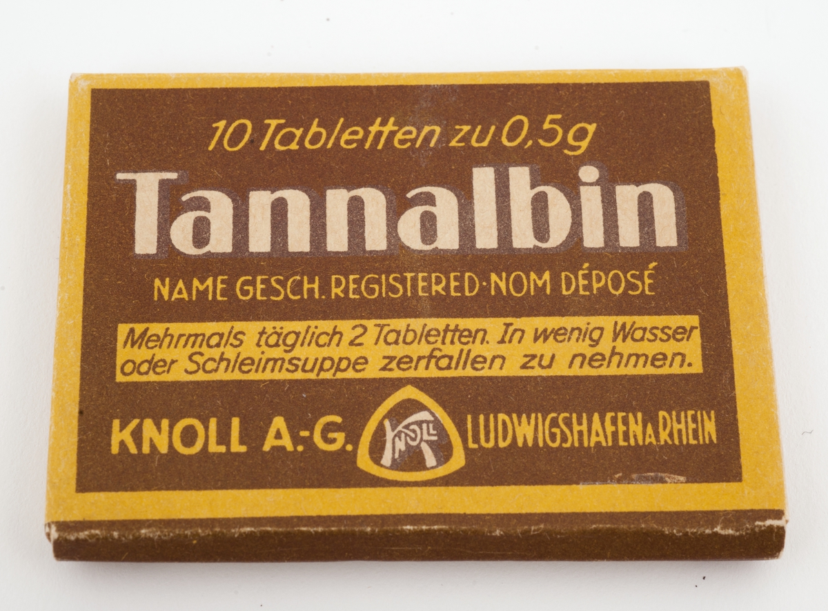 Uåpnet tablettbrett laget som konvolutt (konvoluttåpning).
Baksiden av esken pålimt hvit papiretikett med preparatets navn, spesialitetsnummer, innholdstoffene og bruksanvisning.
Fimaets logo på baksiden.