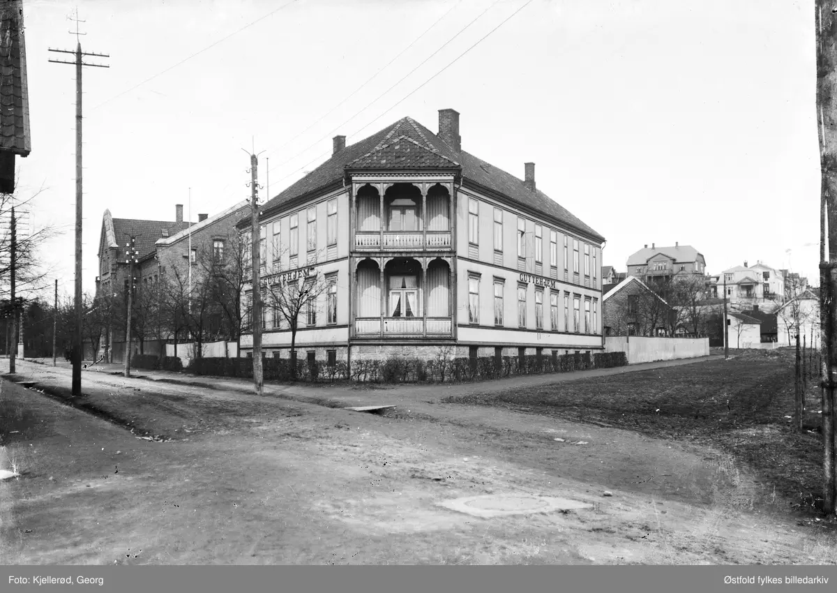 Fredrikstad  Guttehjem i St. Croixgaten i Fredrikstad, fotografert før 1913, det brant  16. november 1954 og ble så revet. 
I dag er det en rundkjøring der. 
St.Croix skole ligger til venstre for guttehjemmet.
Stiftet i 1889, og bygningen ble bygd i 1895.