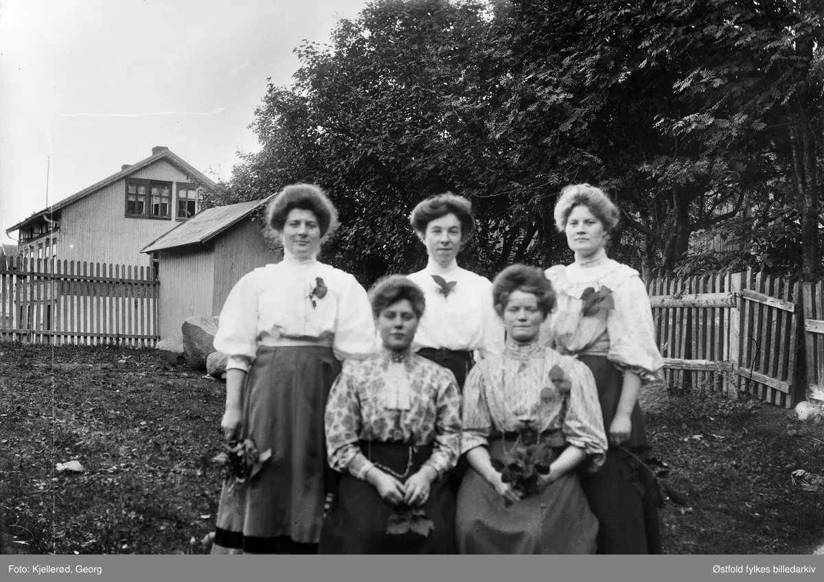 Løten eller Gjøvik?
Fem kvinner, ukjente.