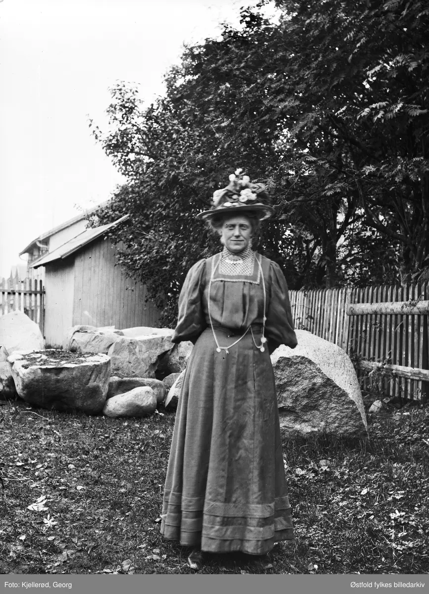 Løten eller Gjøvik.
Ukjent kvinne fotografert på ukjent sted.