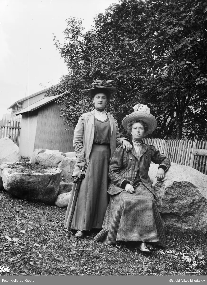 Løten eller Gjøvik.
To ukjente kvinner fotografert i finstasen på ukjent sted.
