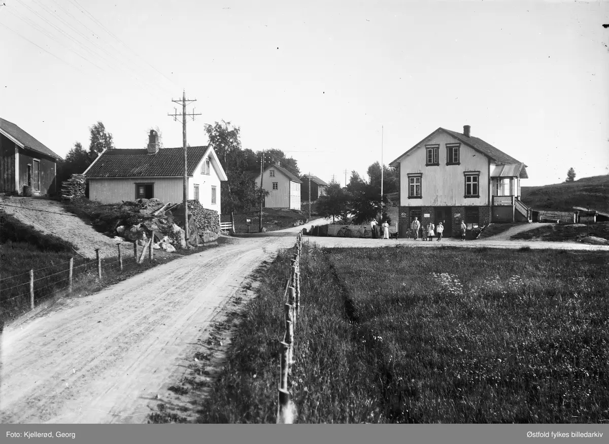 Fra Bjorbekk-krysset, Øyestad, Arendal, muligens Solborgvann der Frolandsveien og jernbanen Arendal-Åmli (1910)/ Arendal/Treungen (1913) passerte.

"Dette er midt i Bjorbekk krysset. Huset til høyre var butikken til Terjesen,huset til venstre tilhørte broren ob ble revet på 70 tallet for utvidelse av veien/krysset.  Det neste huset på høyre side er &#34;Nordli&#34; som ble flyttet ned dit ifra gården Seldal. Også revet på 70 tallet."
(Hans Mydland 2015).
