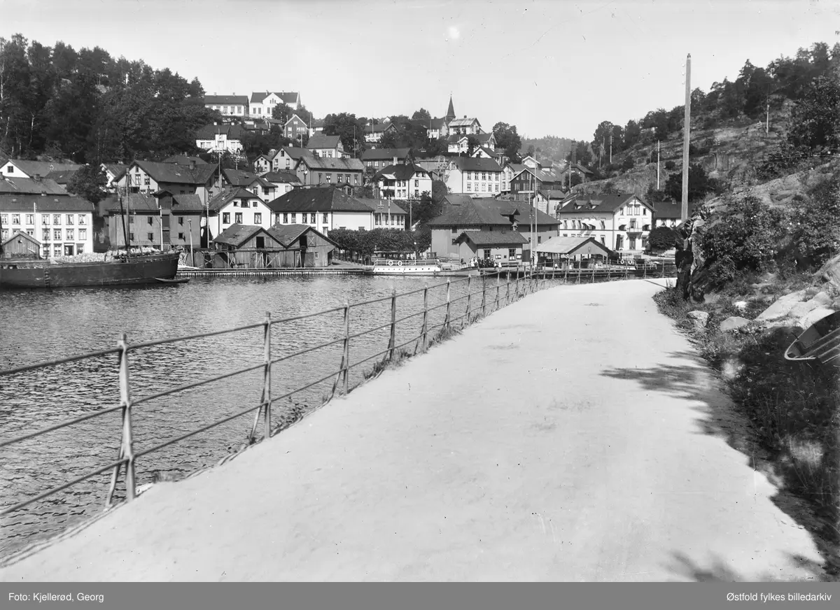 Parti fra havna og bebyggelse i Tvedestrand  1910. Flere båter ved kai.