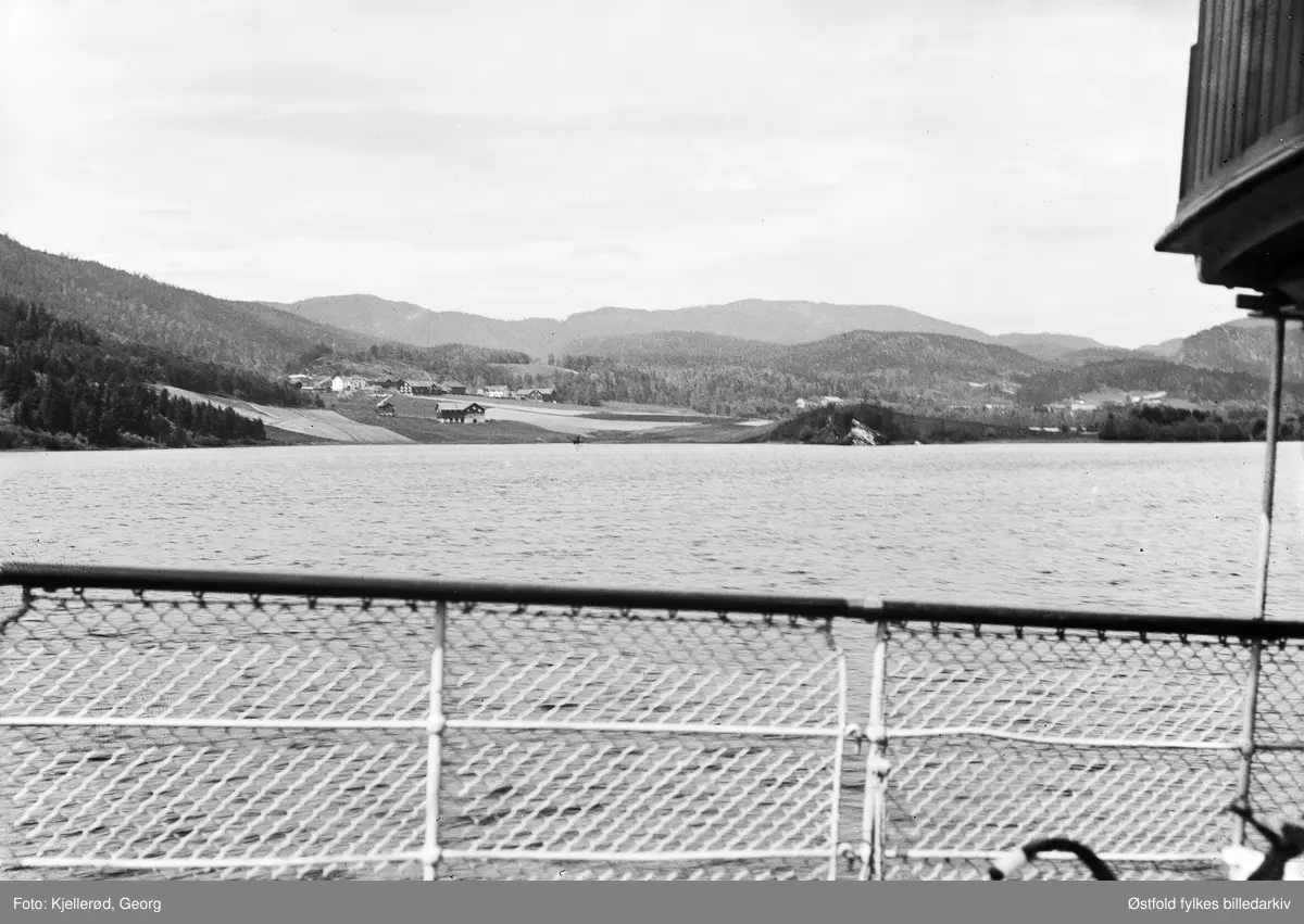 Klevar-gårdene i Sauherad Telemark, fotoet er tatt fra dampbår på Bråfjorden.
