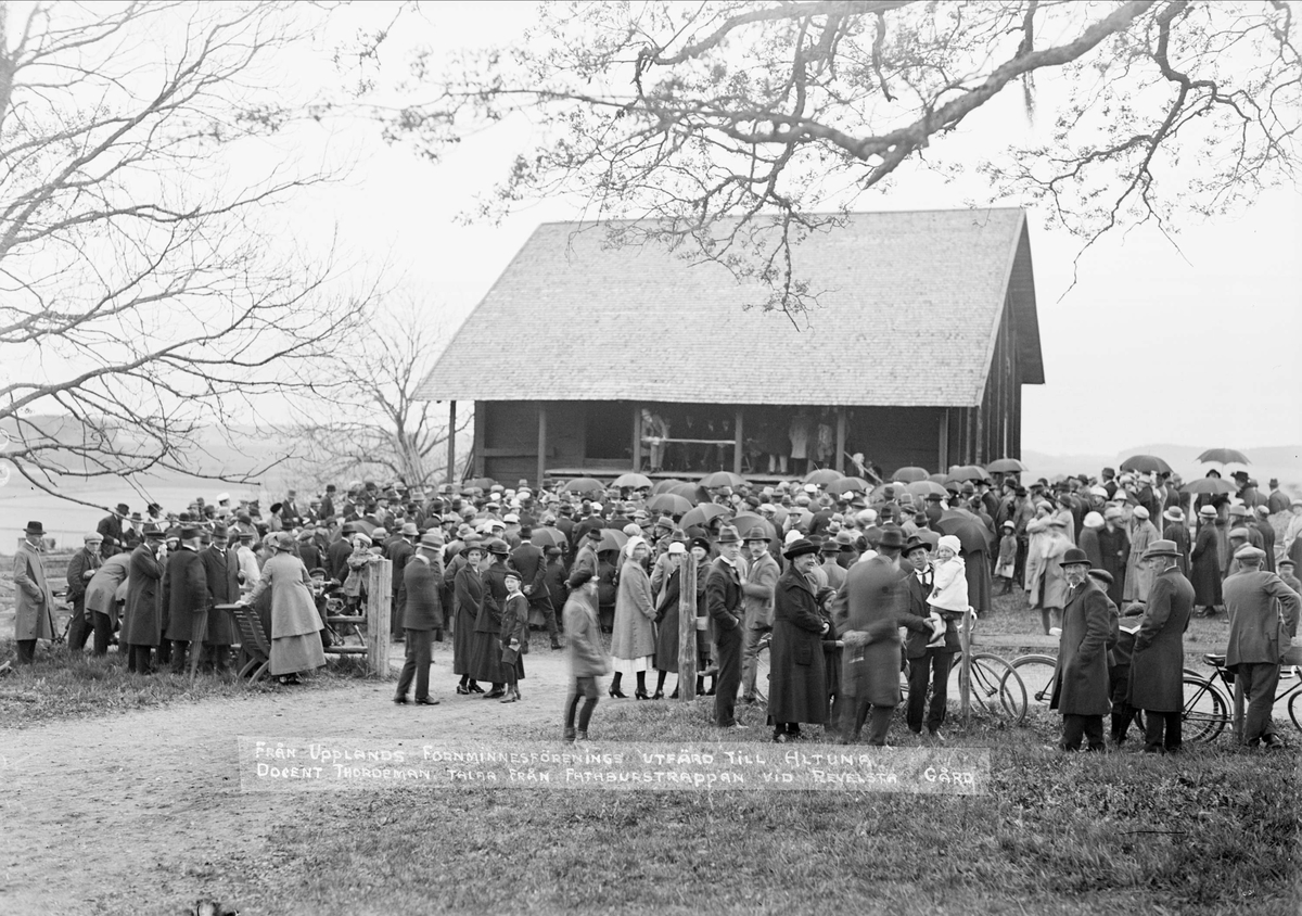 "Docent B. Thordeman från Uppsala talar från Revelsta fataburen", Upplands fornminnesförenings utflykt, Altuna socken Uppland 27 maj 1923
