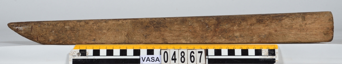 List. Samtliga sidor är ursprungliga. Den ena änden är fasad. Trots det mjuka trädslaget är föremålet synnerligen oanfrätt. Längs samtliga långsidor finns en liten fasning, eller snarare brytning, av kanterna. Utseendet, samt fyndplatsen, gör att det inte kan uteslutas att detta föremål skulle kunna vara recent. Inga spår efter spikar eller annan typ av förband finns.