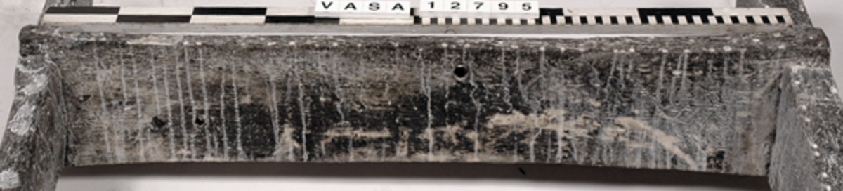 Trappsteg till lejdare. Urtag i ändarna som är fästade vid två vanger med tre skruvar vardera. Trappsteget smalnar av på mitten. Tre genomgående hål varav två är borrade.