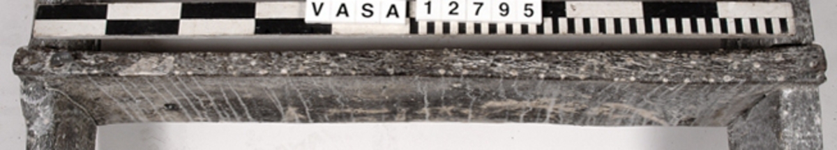 Trappsteg till lejdare. Urtag i ändarna som är fästade vid två vanger med tre skruvar vardera. Trappsteget smalnar av på mitten. Tre genomgående hål varav två är borrade.