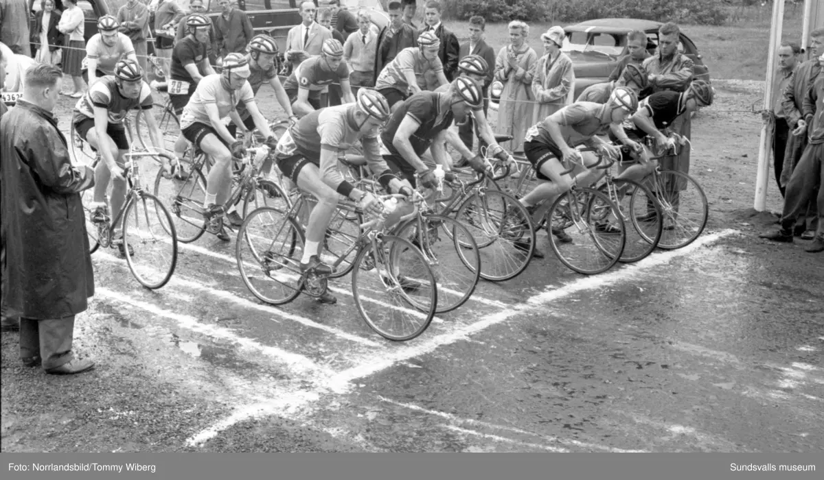 Norrlandsmästerskapen på cykel 1961 med start och mål i centrala Söråker. Publiken hyllar segraren Kjell Svensson, 22 år.