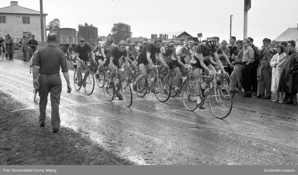 Norrlandsmästerskapen på cykel 1961 med start och mål i centrala Söråker. Publiken hyllar segraren Kjell Svensson, 22 år.