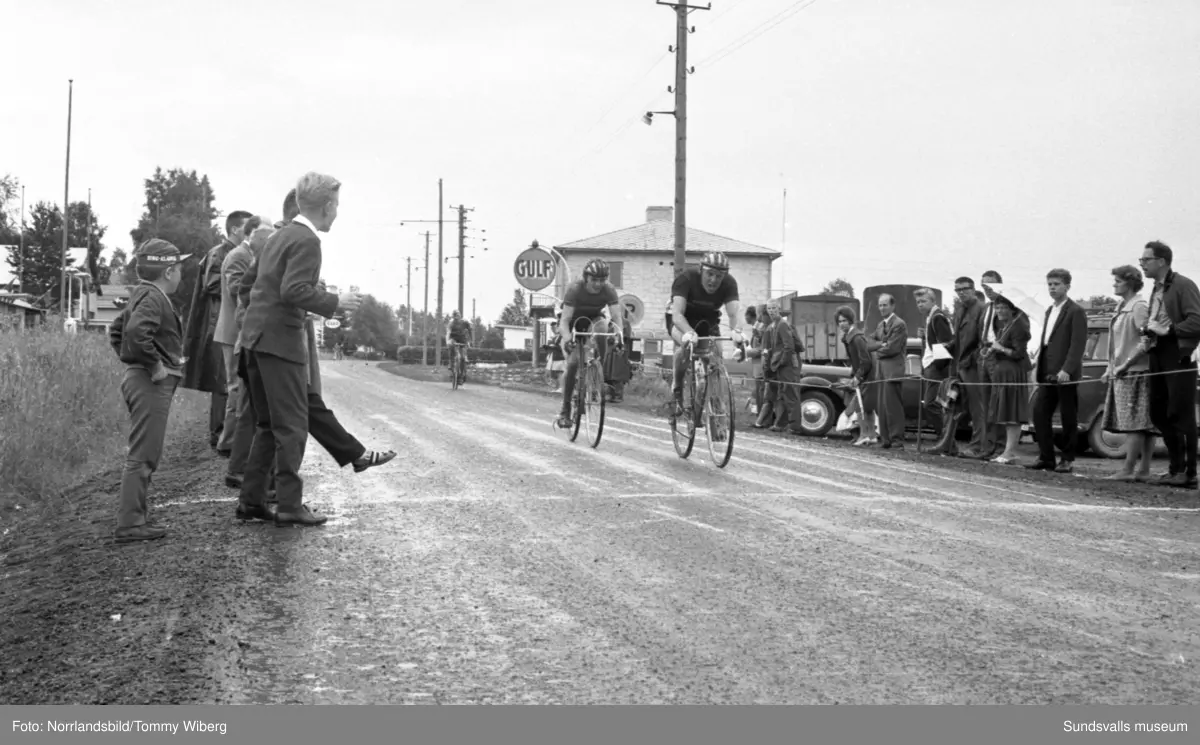 Norrlandsmästerskapen på cykel 1961 med start och mål i centrala Söråker. Publiken hyllar segraren Kjell Svensson, 22 år.