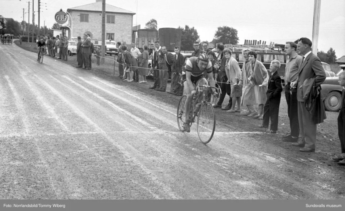 Norrlandsmästerskapen på cykel 1961 med start och mål i centrala Söråker. Publiken hyllar segraren Kjell Svensson, 22 år.