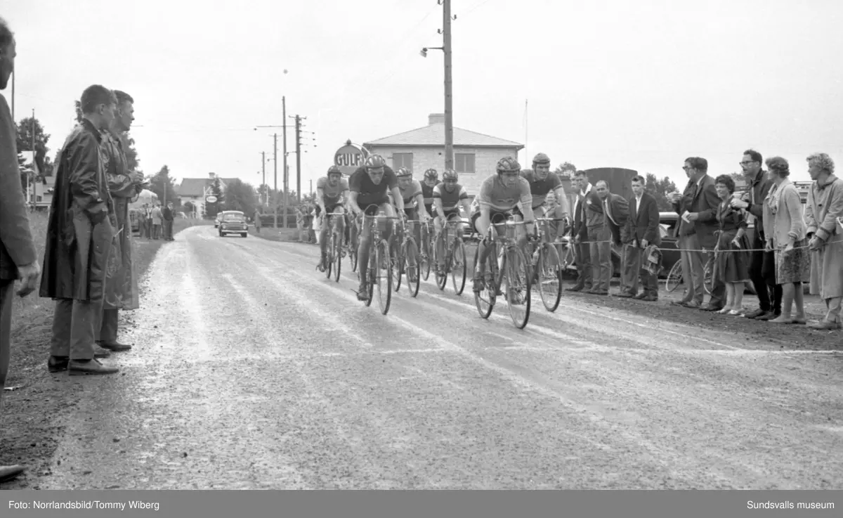 Norrlandsmästerskapen på cykel 1961 med start och mål i centrala Söråker. Publiken hyllar segraren Kjell Svensson, 22 år.