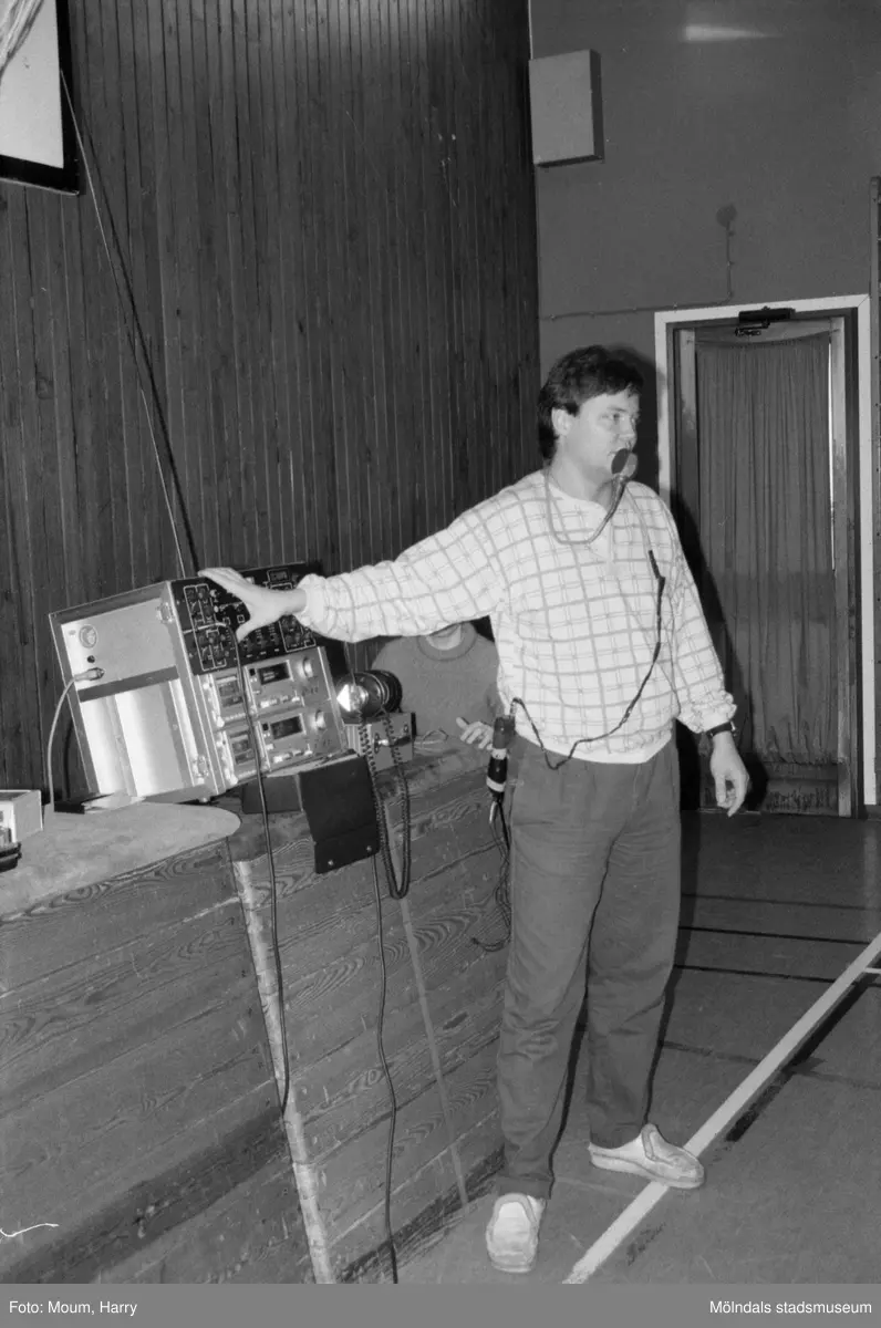 Dansundervisning för skolbarn i Sinntorpsskolans gymnastiksal. Lindome, år 1985.

För mer information om bilden se under tilläggsinformation.